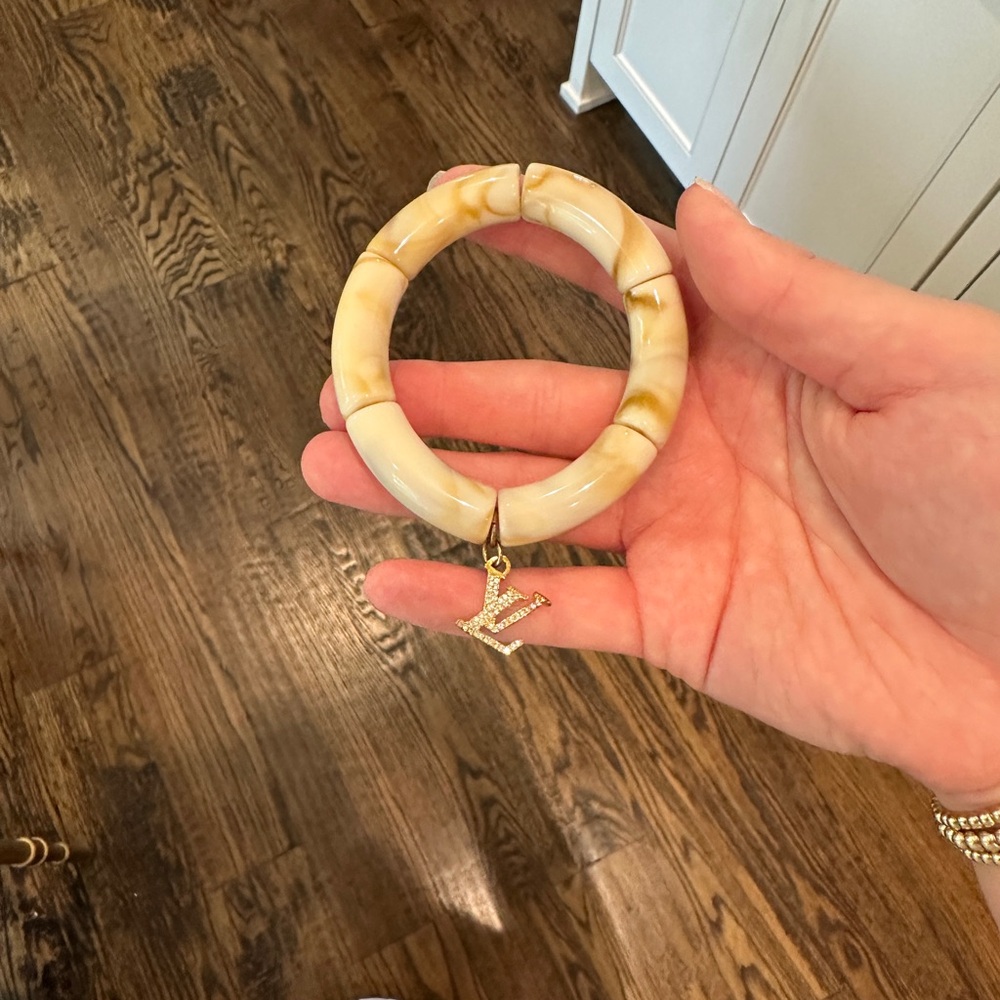 Bracelet with LV charm - Picture 2 of 2